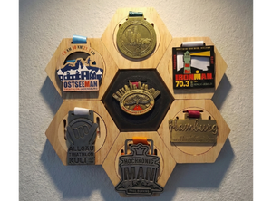 Medaillenhalter Wabe Holz 1 - Laufen, Triathlon, Radsport