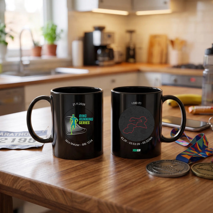 Tasse Schwarz auf Kuechentisch