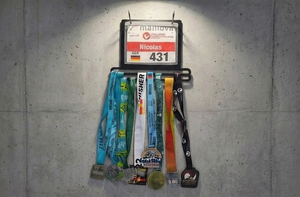 Medaillenhalter mit Startnummer schwarz